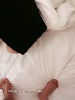 21岁美女大学生 F奶丰乳柳腰模特身材 酒店约炮小哥抓着奶子揉 蜜桃臀后入啪啪内射 海报