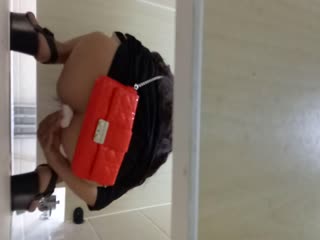 潜入某高校教学楼女厕偷拍大学生美女有几个妹子颜值不错 海报