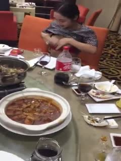 高颜值奶韵味少妇，奶发骚，餐馆里喷奶在杯子里，这也是一个虎娘们，母爱泛滥，见人就喂奶！ 海报