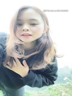 2020.2.18【单单妹】被困在重庆老家的小嫩妹，偷跑出去刚露臀被发现，又到河边撒尿掰穴，回家后开始自慰插鲍鱼 海报