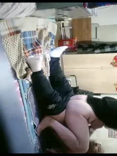白肤肥臀少妇小区里租房接客与熟人光头大叔边做边唠家常干一半大叔拿出手机边干边录说自己看内射对白有趣 海报