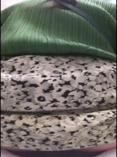 最新流出写字楼坐厕偷拍白领姐姐上厕所嘘嘘绿衣姐姐貌似发现了摄像头对着镜头看来看去 海报