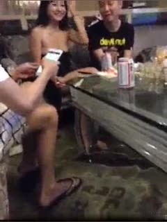 南宁友仔淫荡KTV玩耍，点了个很整点的妞玩脱衣服游戏，脱一件给一百 姑娘今天穿得有点少啊，脱完给钱摸奶摸逼！ 海报