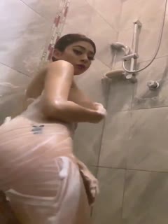 高颜值小美女，魔鬼身材性感肥臀丰满的胸，搓个澡也要发骚，太骚了 海报