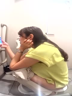 外站新流出商场蹲厕多角度偷拍黄衣妹子不停对着镜头看貌似发现了什么 海报