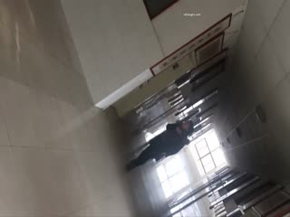 艺术美女厕拍达人潜入国内某画班培训中心厕所偷拍不少美女学生嘘嘘 海报