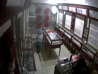 黑客破解商业街老银铺首饰店监控偷拍老板娘和老公一块看黄色电影嗨起在小长凳来一炮 海报