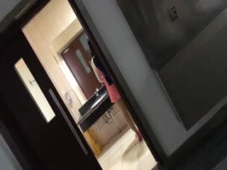肉嘟嘟的班里丝袜妹子，被我抄了底偷拍尿尿 这阴唇貌似有点故事呀！ 海报