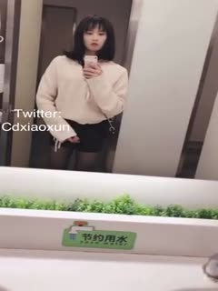国产CD系列伪娘小薰夜晚商业街伪装露出到商场的厕所洗手台打飞机 旁边还有小姐姐很是刺激 海报