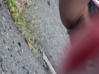媚骚少妇大街上尿急，想不出好法子，只好愚蠢的躲在小车后面撒尿尿，紧张地左看右看，就怕被发现！ 海报