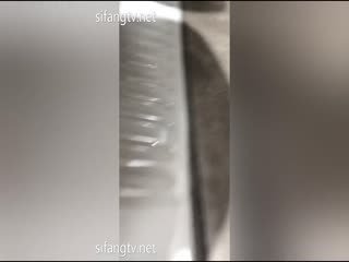 五月最新流出国内厕拍精选炎热的夏季,妹子们穿的都比较清凉,私处也干爽爽的 海报