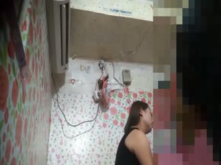 &ldquo;后面要加钱 我从没让人干过&rdquo;疫情稍有好转广州城中村里小姐也复工了 大白天小巷到处坐着等客的妹子