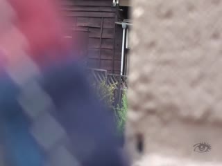 漂亮韵味美少妇尿急苦于找不到厕所，便在小车后面顾不了那么多了，褪下内裤哗啦啦就尿了 那紧张的表情看爽了！ 海报