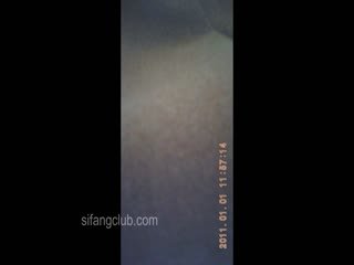 性感牛仔少妇 里面还不忘穿丝袜，真骚，看着她一下子脱下牛仔裤，脱下丝袜内裤，这般美妙的尿尿声！ 海报
