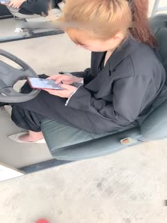 驾校教练约了2位大胆豪放露脸妹子练车场裸奔调教天黑之后直接在练车场地吃屌打炮对白刺激完整时长2V1 海报
