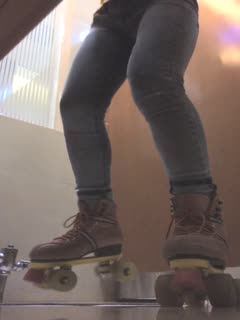 ZT全景厕拍系列19 刚长成的小妹胸部发育的很是不错 海报