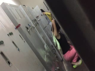 胆大包天牛人某艺术培训班偸拍女学员上课练舞更衣间换衣卫生间嘘嘘妹子像个处女尿尿一条线 海报