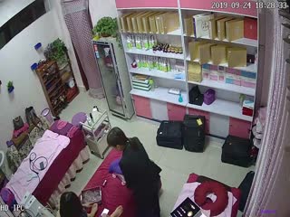 【美容院偷窥】2019年9月24日最新摄像头偷窥美容院-奶子也拔罐-好多大白奶子 海报