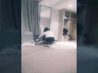 国产比女人还美的CD安德跟鸡巴短小的胖土豪口口做爱 跪姿被操黑丝大长腿很是迷人 海报