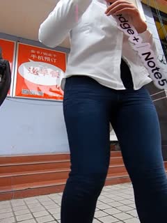 手机活动现场和妹子聊了半天看到她要去嘘嘘 勇敢跟进拍拍拍 海报
