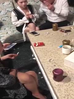 KTV玩骰子输了，男的被罚 舔旁边美女的奶头，美女都主动献奶了，男的吃个奶子都这么磨磨唧唧！不行我来！ 海报