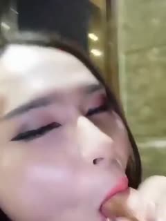 国产妖艳TS美妖 ktv卫生间给男模口，把闺蜜轰出去 两人独自相处，还问人家很紧张吗 就口起来啦 骚啊！男模害羞啊第一次被人妖口！ 海报