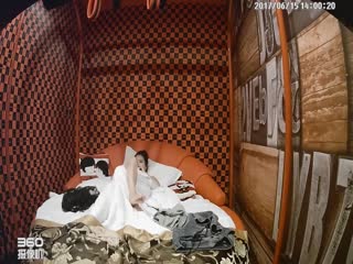 【360稀有高清资源】高颜值情侣 小伙用手捅的女友淫水直流 再用大鸡巴插入 海报