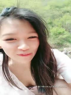 【我的梦梦】颜值不错妹子不穿内裤野外小河边跳舞，塞着跳蛋扭动坐地上拉扯非常诱人 海报