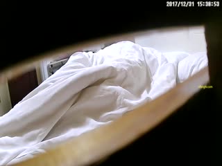 【精选稀缺360】宾馆电视柜缝隙偷拍情侣（一）-可惜了 身材相貌都不错的美女被汉奸头上了 海报
