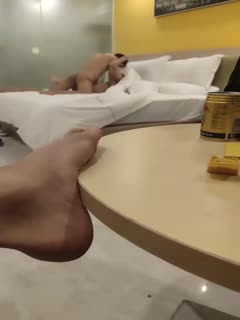 【9总出击】老哥带朋友找小姐TP啪啪，床上猛操老哥旁边观战，很是诱惑喜欢不要错过 海报