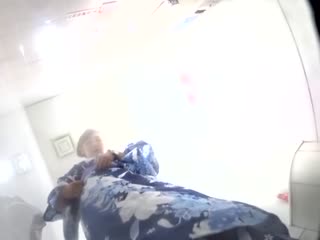刁钻角度仰视偸拍商场服装店女士公共卫生间连续拍各种类型妹子方便像要坐脸上一样很刺激 海报