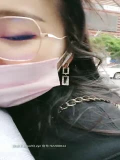 2020.2.17【英语老师艾拉】逼里塞跳蛋，逛家乐福超市，中途都出水了，勾搭小伙儿回家啪啪，又嗲又骚软妹子，小穴水多被啪得一塌糊涂 海报