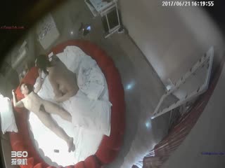 【360水滴TP】稀有私享台精选-年轻情侣开房做爱，学生装长腿身材极品连续啪啪几次，角度观感极佳，对白清晰 海报