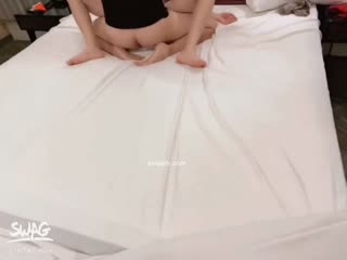 SWAG『feifei』新年巨作 3P性处理系花学姐 高潮大量中出內射 海报