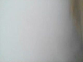 牛逼啊！厕拍玩出了新高度 美女在里面尿尿大神脱光了衣服在隔板外打飞机