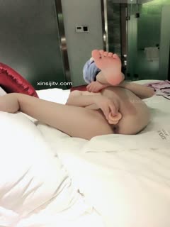 最新福利姬『洛美』酒店蓝发雷姆COS假JJ自慰潮喷非常刺激1080P高清