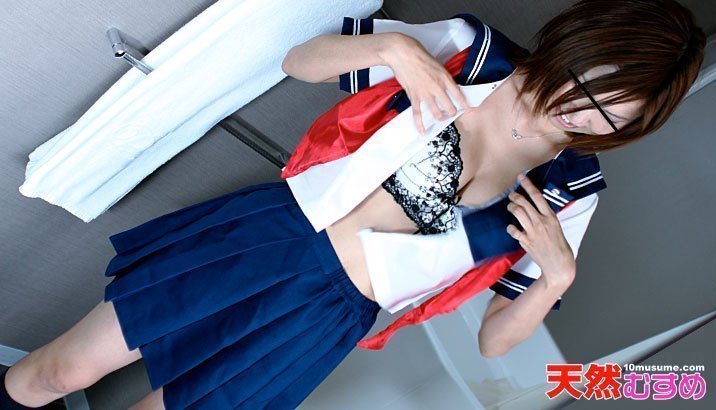 10mu 032710_01 桐島なつき 巨乳Ｘセーラー服で青春を取り戻せ！ 海报