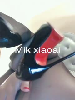 高颜值性感骚货TS王小爱 诱惑丝袜秀 美足美屌喜欢舔妈妈的脚脚吗 好性感啊，看得硬邦邦 多想操翻小爱同学！ 海报
