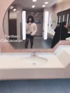 国产CD系列伪娘小薰3 商场女装店露鸡儿后到女厕所在路人旁边偷偷打飞机 海报