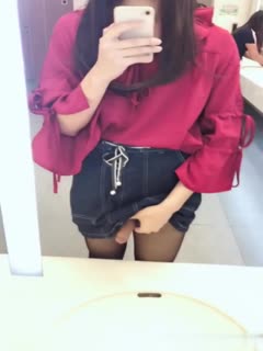国产CD系列伪娘小薰1 很大胆的在商场女厕所对着镜子打飞机 旁边好几个还有妹子经过 海报