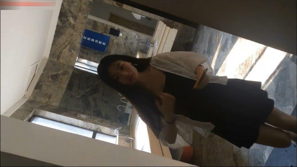 最新流出牛人潜入国内某酒店大堂女厕偷拍几个打扮时尚的美女嘘嘘 海报
