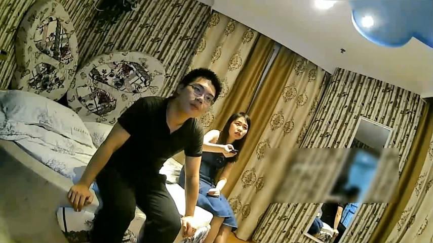 白瞎了鲜花插牛粪上了外表清纯素雅身材苗条连衣裙美女被四眼男啪啪啪貌似J8还挺大的把美女干的尖叫胡言乱语 海报