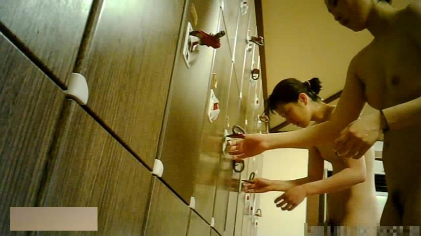 盗录某温泉浴室更衣群女沐浴清洗小穴 海报