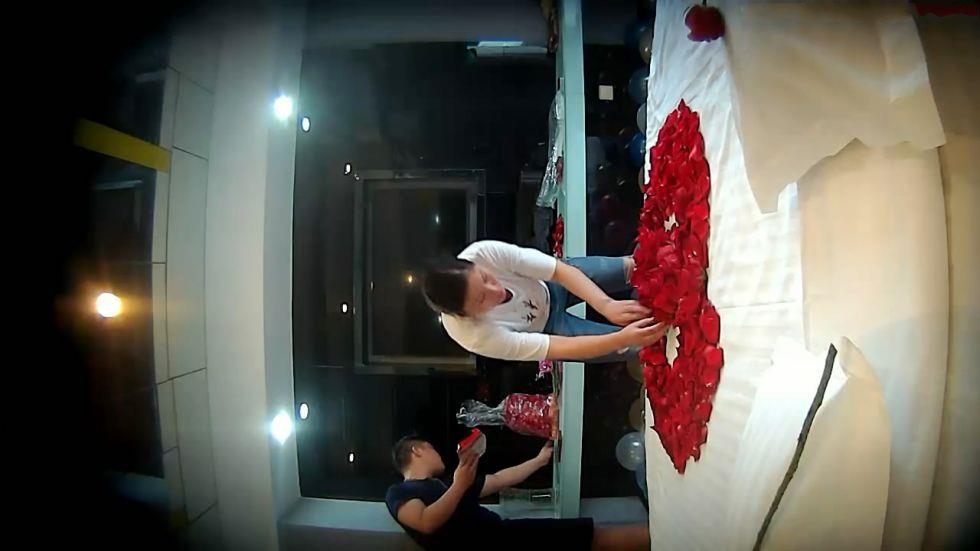 为了拿下刚认识的性感美女白领和酒店服务员一起提前把房间装扮出浪漫气氛,果然的手连续干了3次!都累瘫了 海报