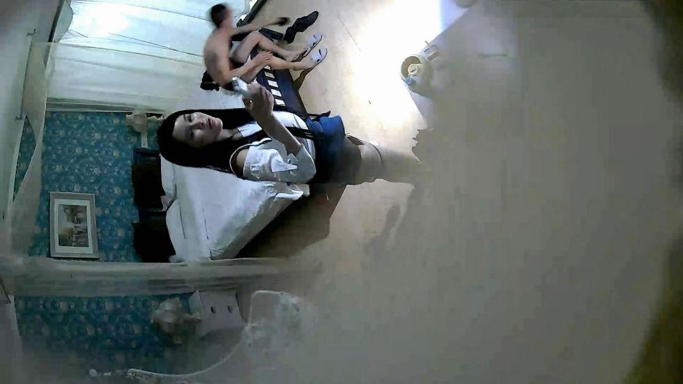 酒店偷拍时尚性感网红脸美女和网友开房啪啪,男的看妹子漂亮在床上威猛无比 海报