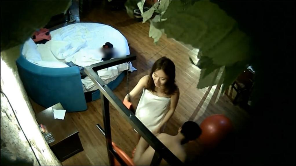 酒店偷拍清纯美女大学生有些害羞和男友啪啪,床上操多姿势操了好几炮,叫床好听 海报