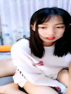 两个萌妹子跳蛋互玩逼逼男的在旁边指导振动棒摩 擦逼逼多很嫩很是诱惑喜欢不要错过 海报