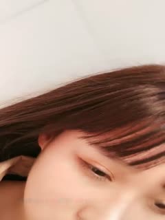 ~高颜值短发萌妹子KIKI卫生间道具自慰跳蛋震动掰开特写高潮大量喷水很是诱惑喜欢不要错过 海报