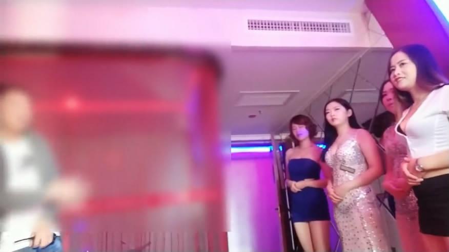 大老板欲望高涨私人会所点2个高价气质大波妹子玩双飞服务一流帝王般享受干一个另一个自摸操的说亲爱的用力对白淫荡 海报