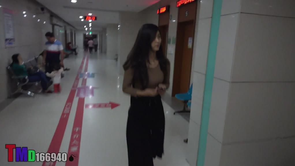 胆大牛人潜入妇幼保健院WC多角度偷拍手拿验尿杯的皮裤妹子走起路来真MAN 海报